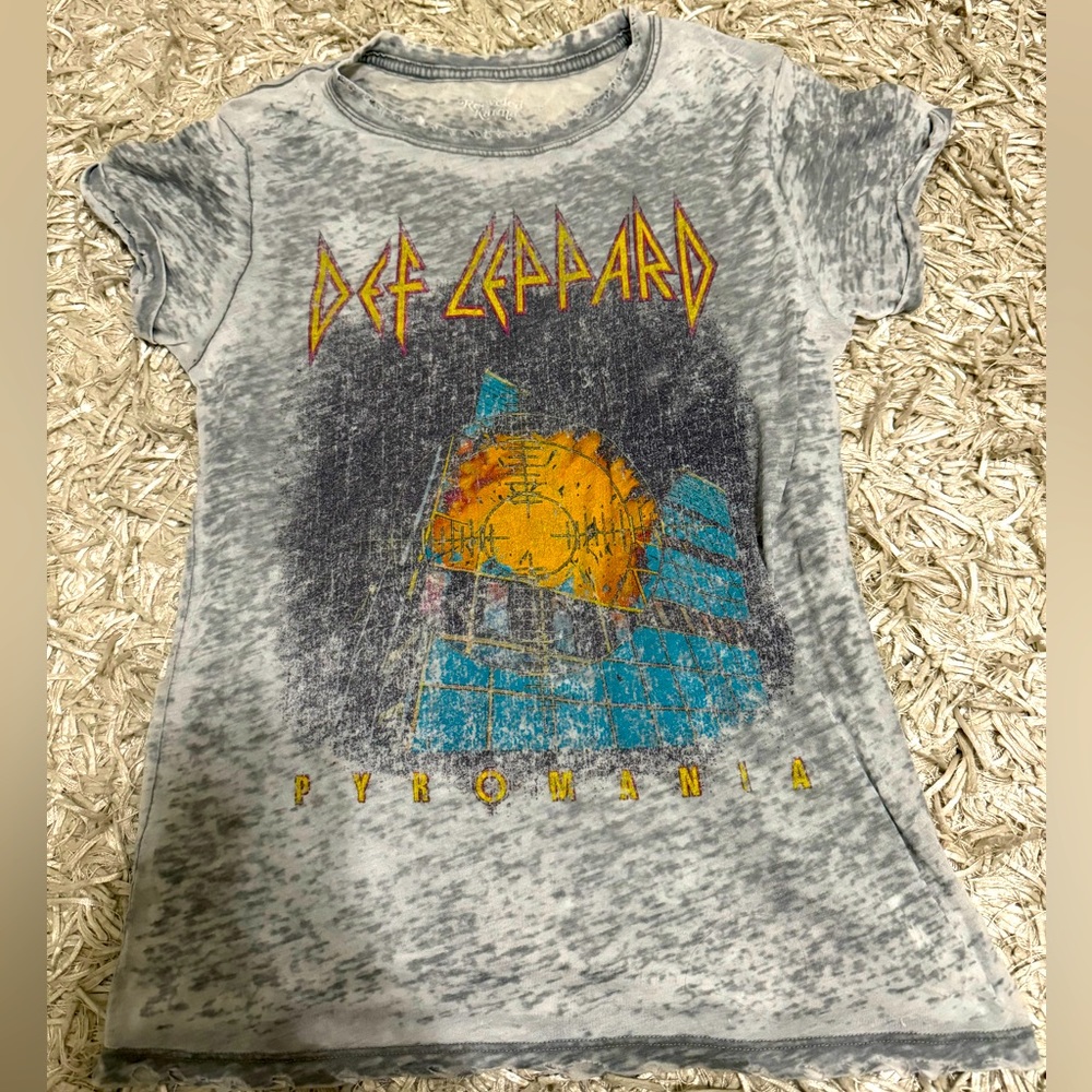Def leppard t shirt.